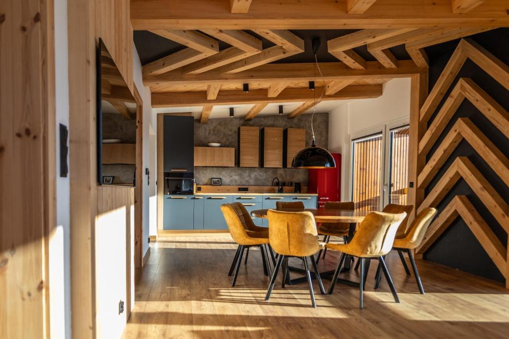 Η κουζίνα ή μικρή κουζίνα στο HARLEY FAMILY APARTAMENT - SKY