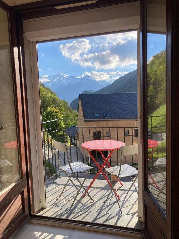 - une vue depuis le balcon d'une maison avec une table et des chaises dans l'établissement L'Adret, à Barèges