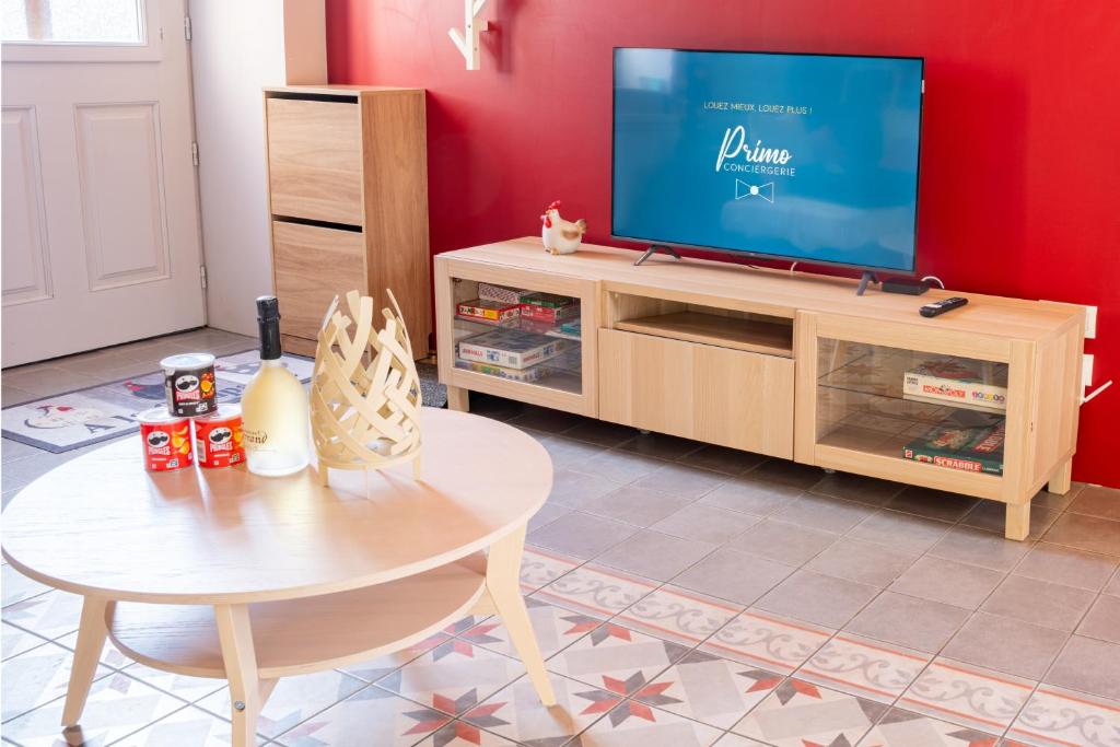 À La Motte Cinema, Parc في Cuisery: غرفة معيشة مع تلفزيون وطاولة