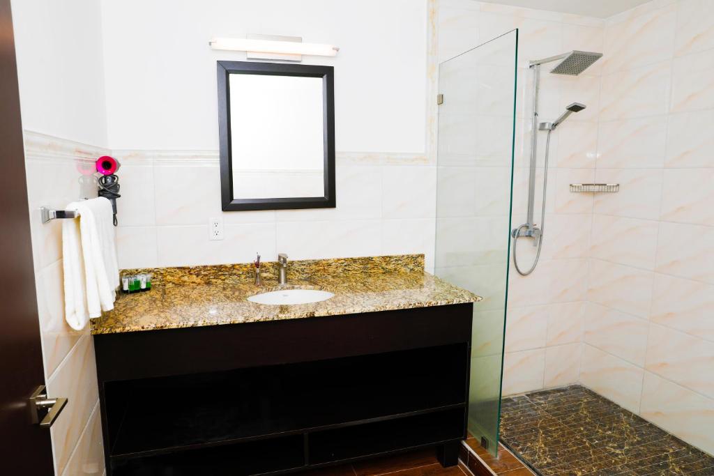 Koupelna v ubytování Kings Pavilion Suites Hotel
