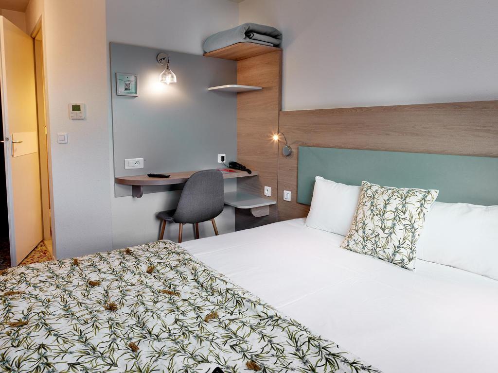 Postel nebo postele na pokoji v ubytování Hôtel REVOTEL Nancy Centre Gare et Congrès
