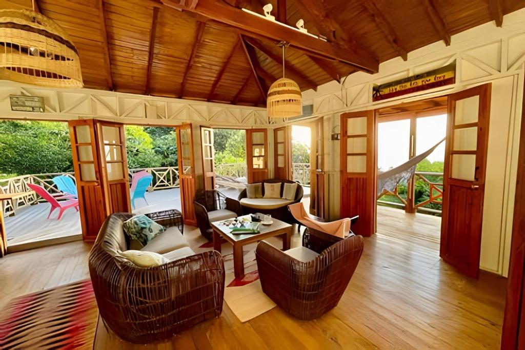 Posezení v ubytování Casa The Palms – Un Eco-Lodge de Lujo en el Corazón de Providencia