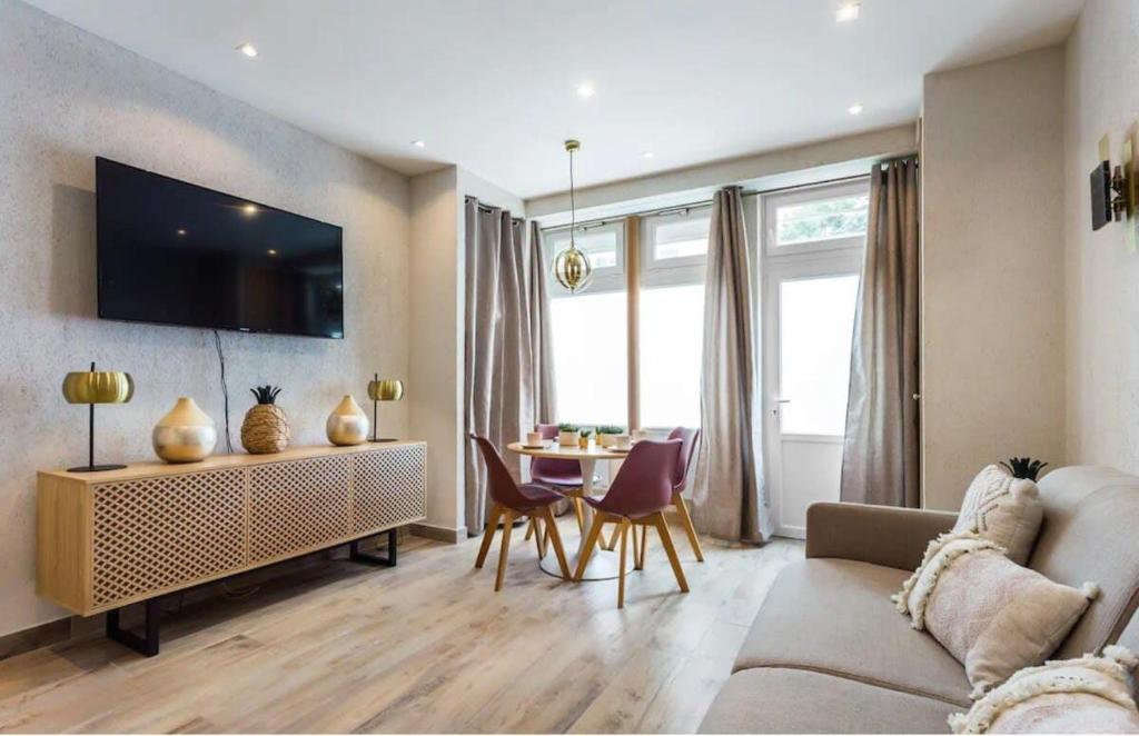 un salon avec un canapé et une table dans l'établissement Nation Charonne Beautiful Apartment 4P 1BR, à Paris