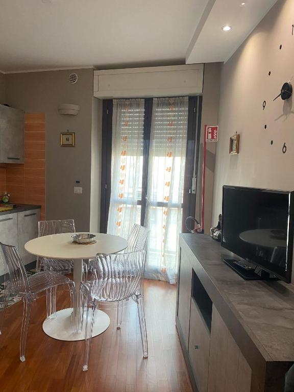 TV a/nebo společenská místnost v ubytování Elegant Apartment "Le Fontane"-BORGO MERCATO-MONCALIERI