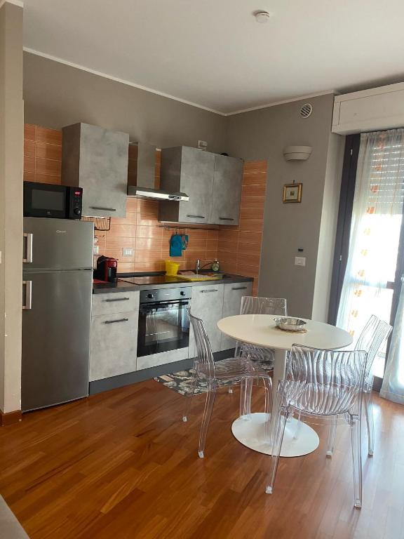 Kuchyň nebo kuchyňský kout v ubytování Elegant Apartment "Le Fontane"-BORGO MERCATO-MONCALIERI