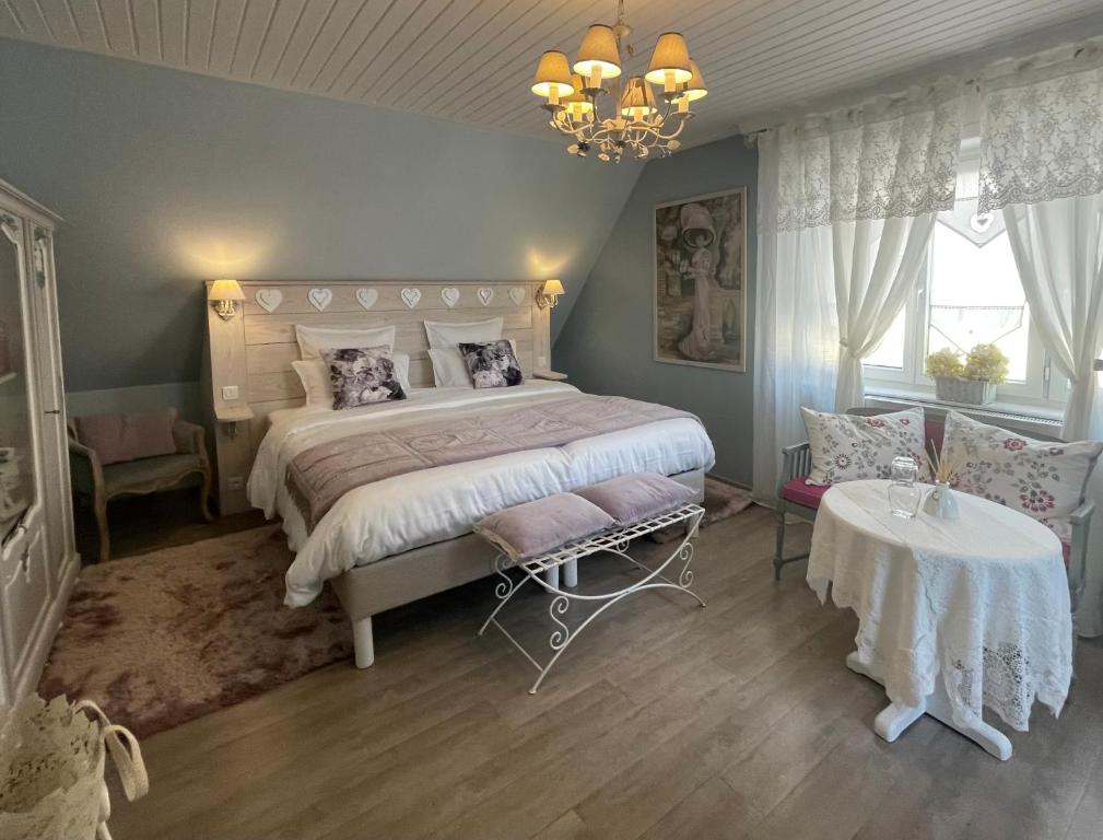Postel nebo postele na pokoji v ubytování Gite Riquewihr "C'est Beau la Vie Alsace"