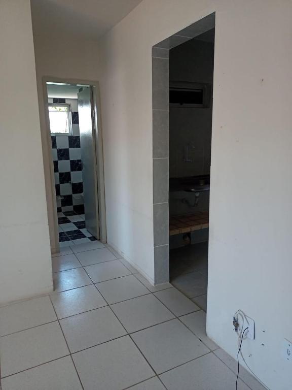 Zimmer mit einem Flur und Fliesenboden in der Unterkunft Casa para carnaval in Paulista