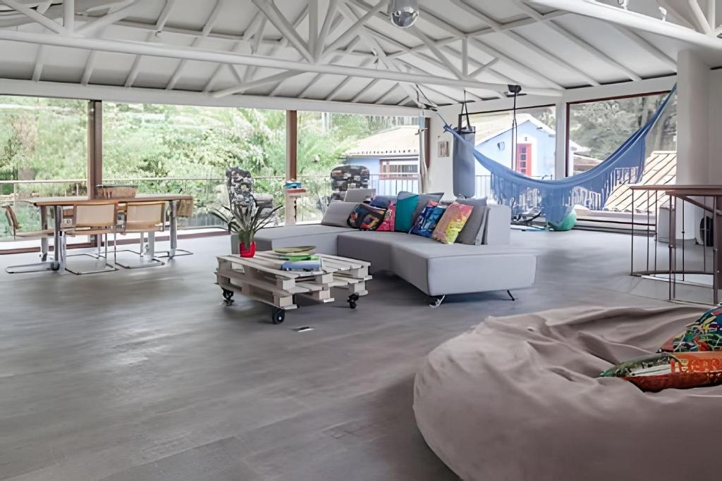 un soggiorno con un divano e un tavolo di Casa Azul - Casa de Lujo Bogotá a Bogotá