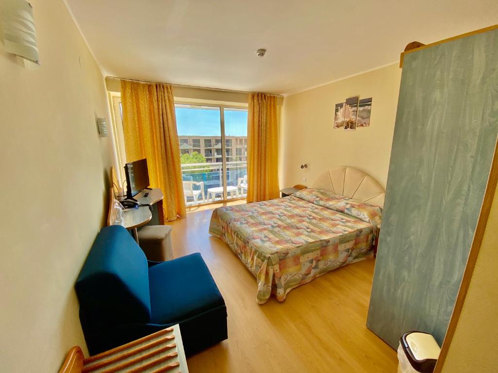 Family Room with Balcony (2 Adults + 2 Children)