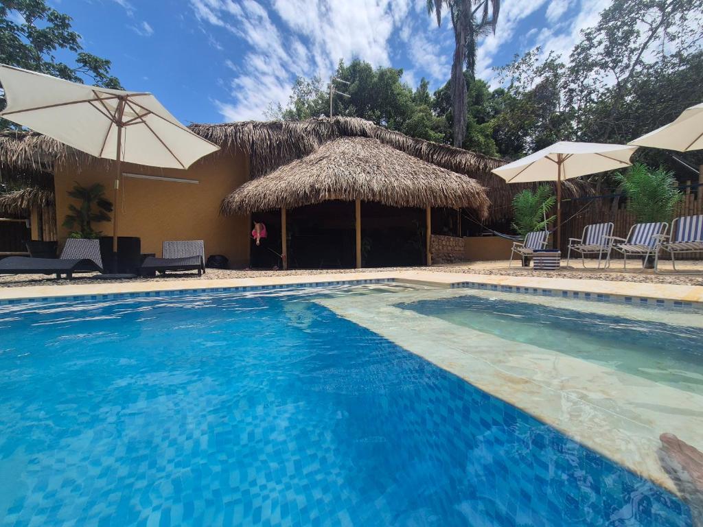 Bazén v ubytování Fm Luxury villa Arquitectura tipo yakarta con Playa artificial y Cinema al aire libre nebo v jeho okolí