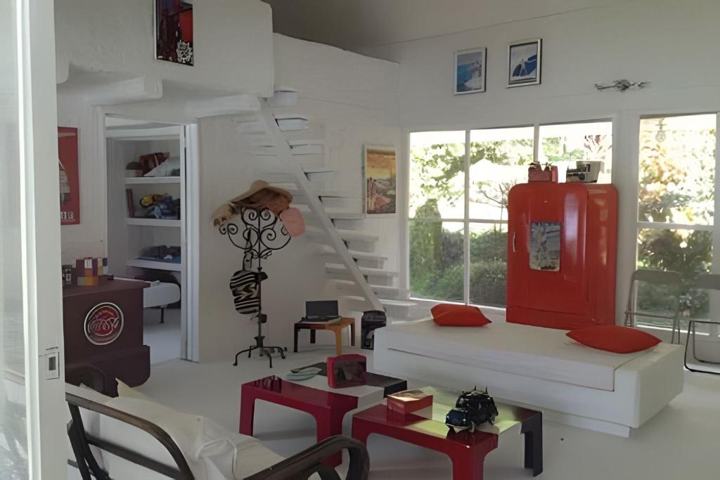Una sala de estar con un sofá y una escalera. en Magical Lake Cabin - Ski Shack, en Camacorinto