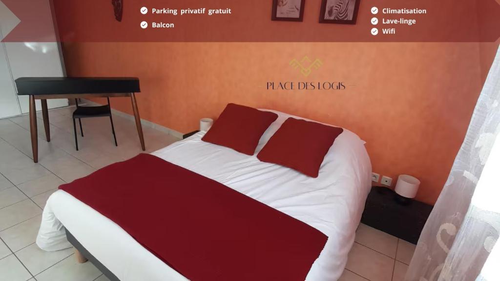 une chambre avec un lit avec des oreillers rouges et un bureau dans l'établissement Le Maraîcher avec terrasse, wifi, parking gratuit, à Belfort