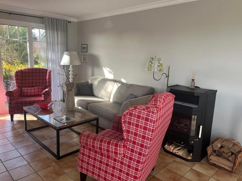 a living room with a couch and two chairs at Ferienwohnung Wiesenblick in Westerland (Sylt)
