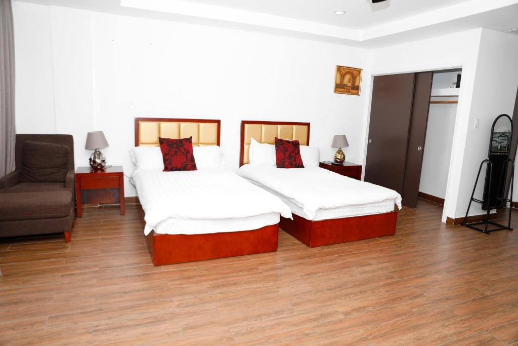 Postel nebo postele na pokoji v ubytování Kings Pavilion Suites Hotel