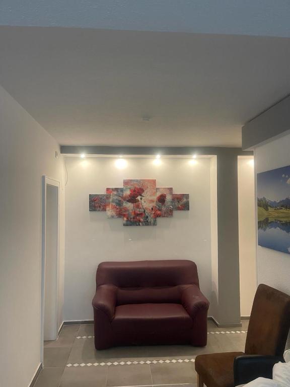 a living room with a couch and a painting on the wall at Center Apart Hannover in Hannover