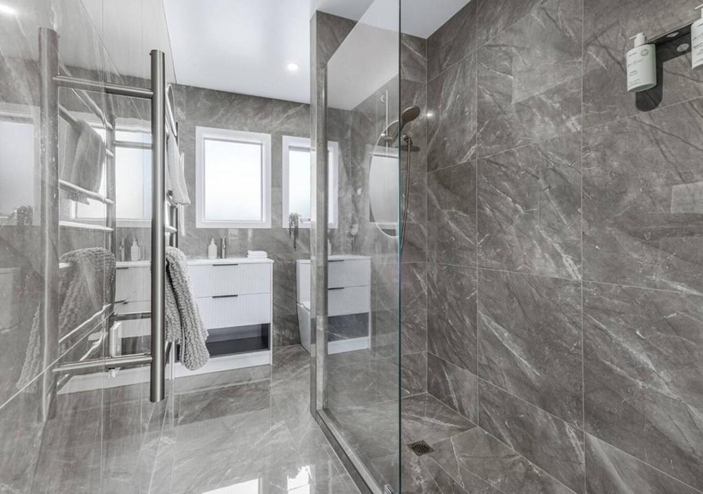 Inner City Location, Modern & Stylish #6 -By KOSH BNB - Resim 3