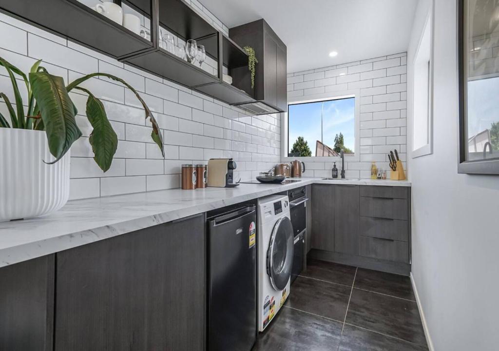 Inner City Location, Modern & Stylish #6 -By KOSH BNB - Resim 8