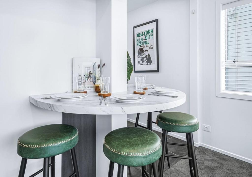 Inner City Location, Modern & Stylish #6 -By KOSH BNB - Resim 10