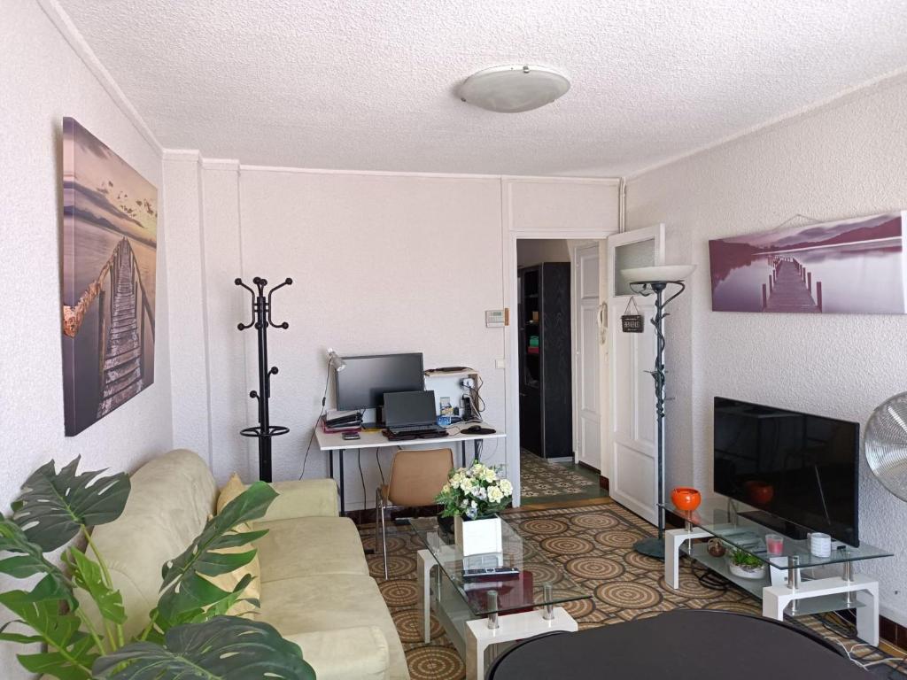 TV a/nebo společenská místnost v ubytování Hostel-Élisée-Perpignan