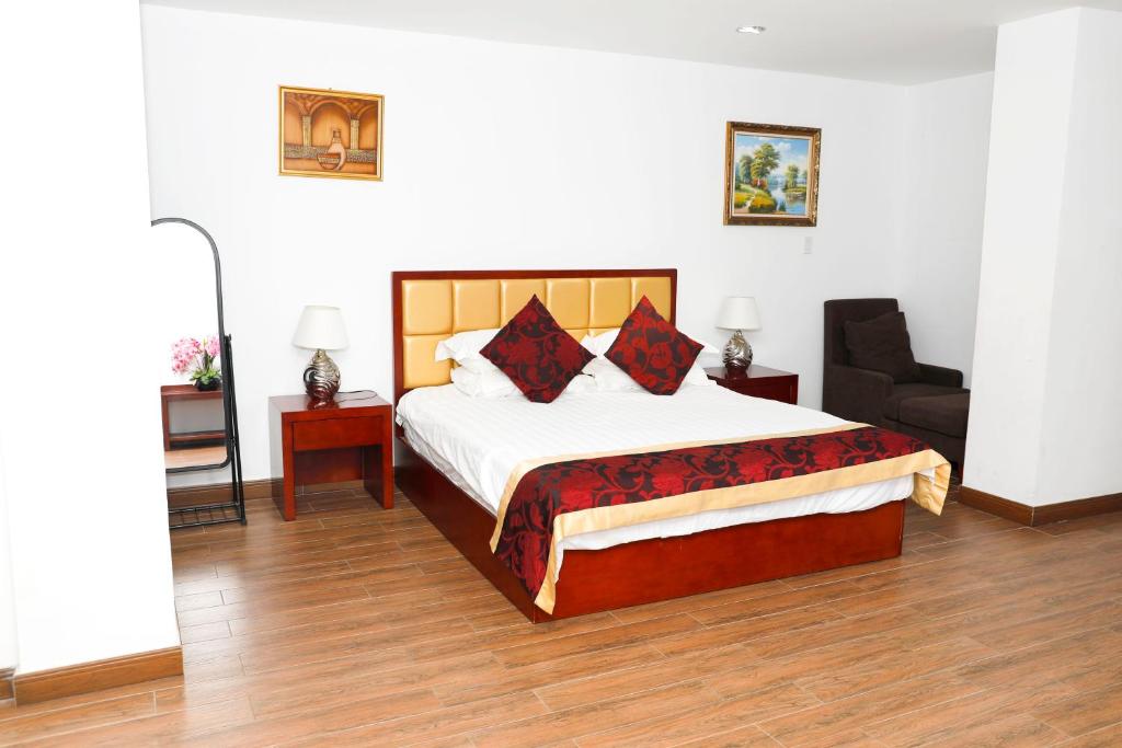 Postel nebo postele na pokoji v ubytování Kings Pavilion Suites Hotel