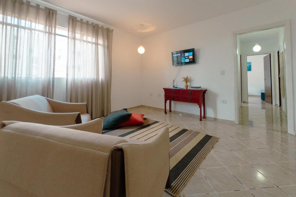 Μια τηλεόραση ή/και κέντρο ψυχαγωγίας στο Apartamento amplo e confortável em Maringá