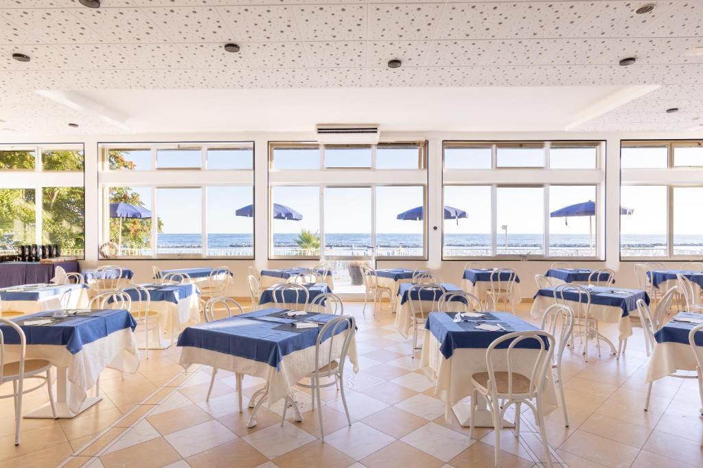 Restaurace v ubytování Hotel Caravelle