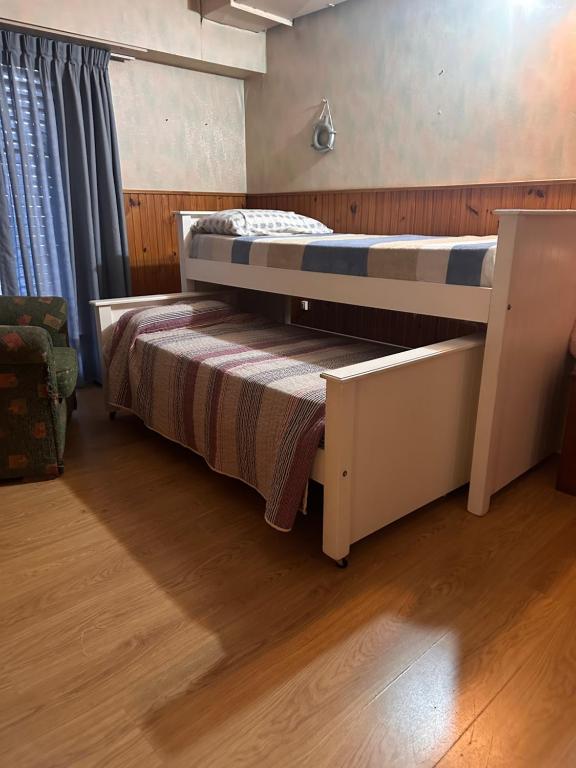 een slaapkamer met een stapelbed met een lade bij Linda in Mar del Plata