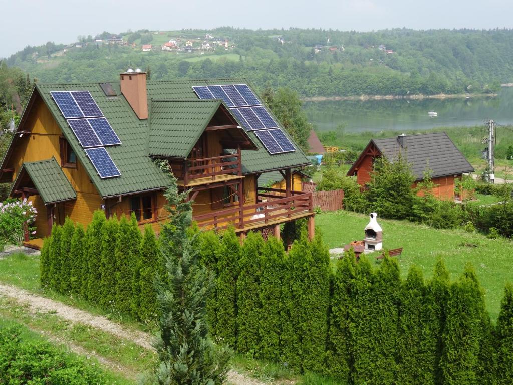 een huis met zonnepanelen op het dak bij Malina in Zawóz
