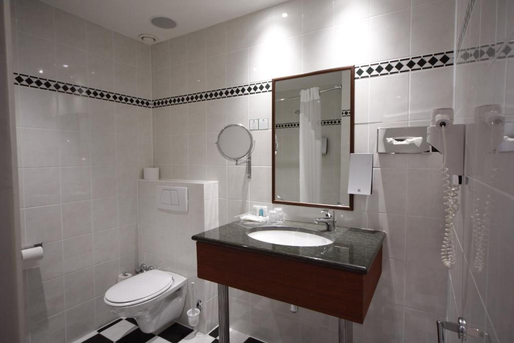 Koupelna v ubytování Holiday Inn Brussels Schuman by IHG