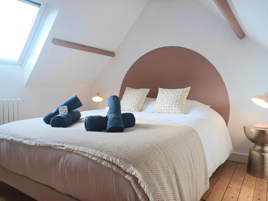 une chambre avec un lit avec deux ours en peluche dessus dans l'établissement Le Muséum - Confortable avec Vue sur la Cathédrale, à Beauvais