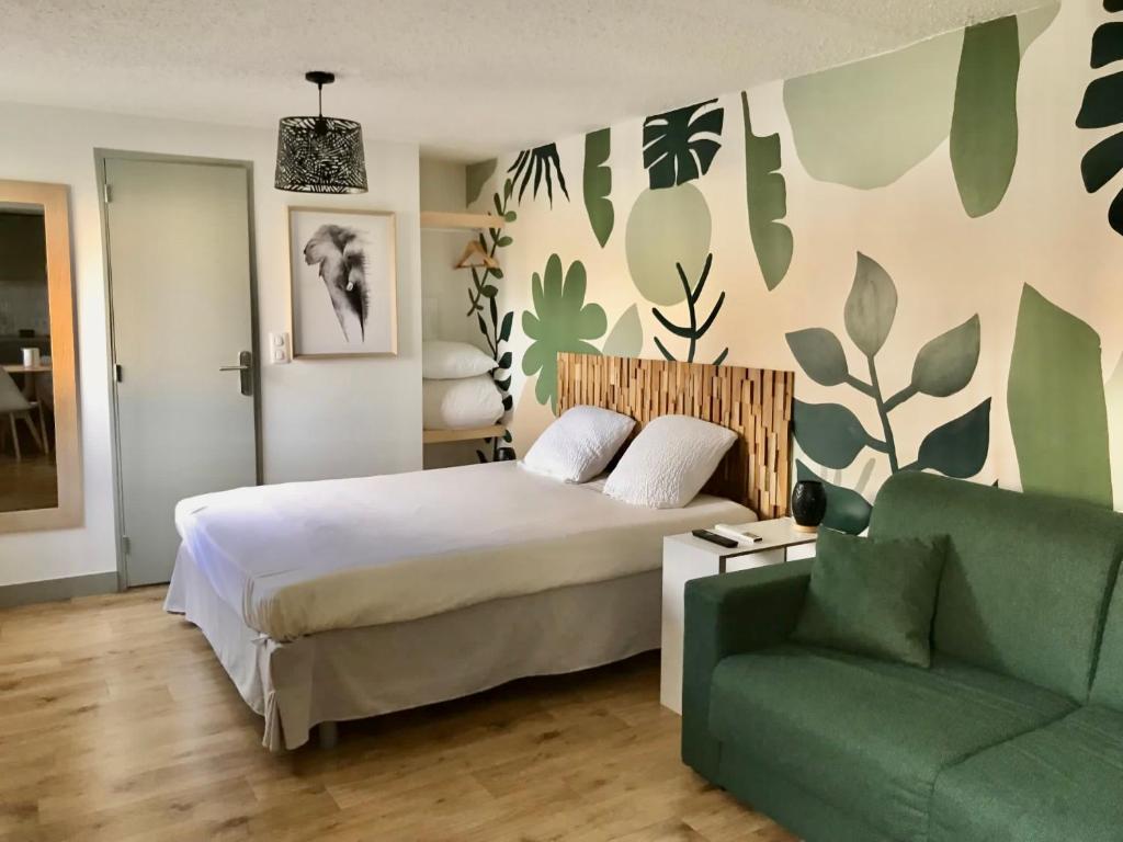 Ένα ή περισσότερα κρεβάτια σε δωμάτιο στο Cit'hotel Design Booking Evry Saint-Germain-lès-Corbeil Sénart