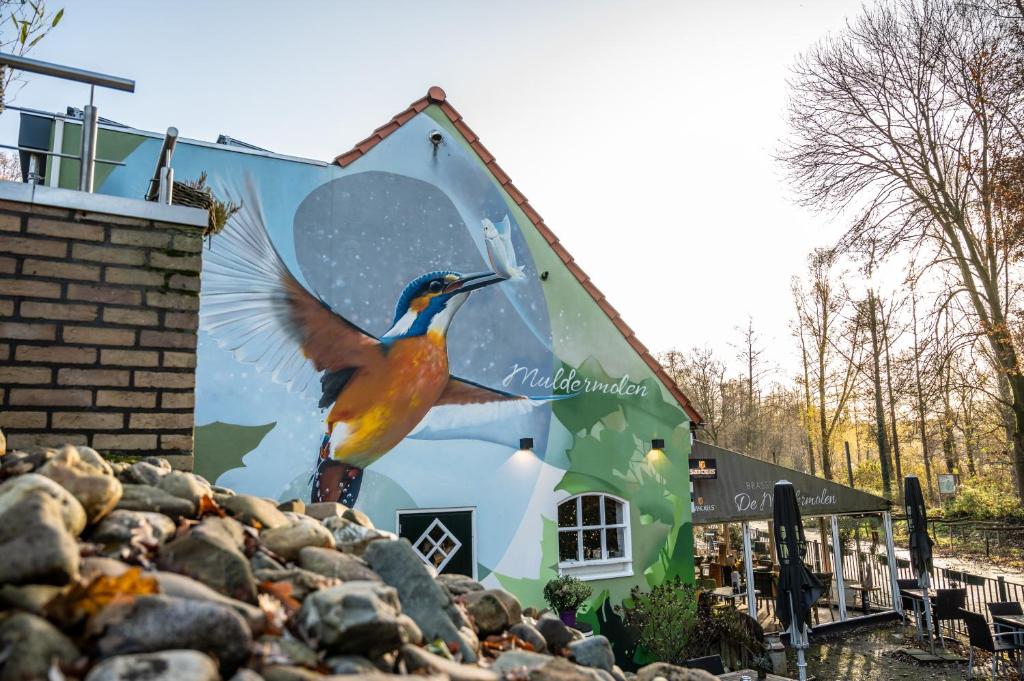 a painting of a bird on the side of a building at B&B de Muldermolen in Schinnen