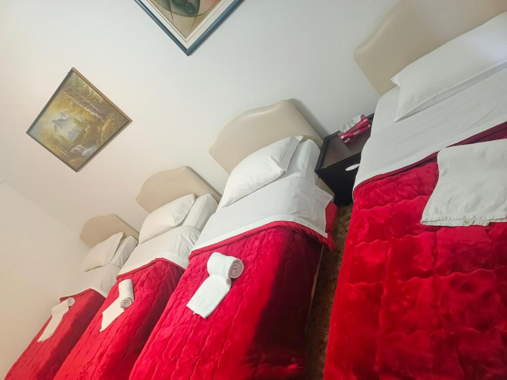 Una cama o camas en una habitación de Host Roma