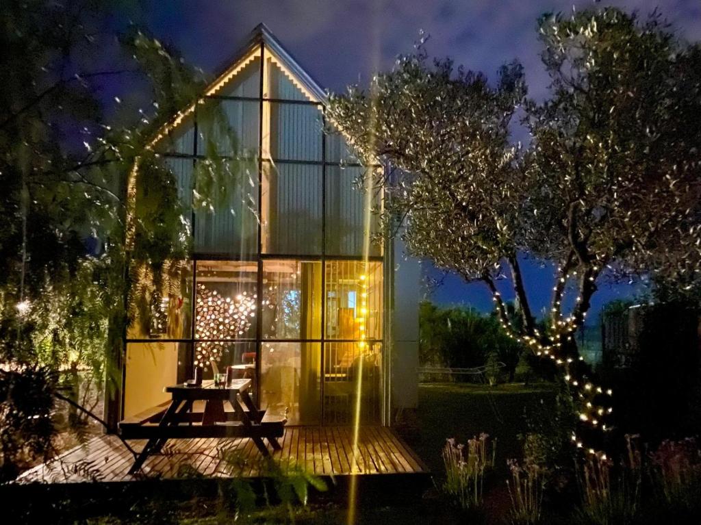 Finca La Escondida San Rafael في سان رافاييل: منزل زجاجي مع طاولة نزهة على سطح السفينة