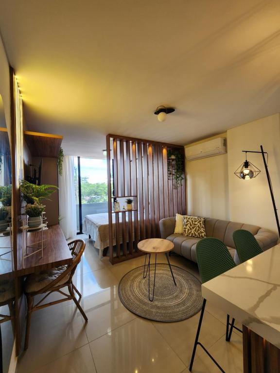 ein Wohnzimmer mit Sofa und Tisch in der Unterkunft Hermoso Departamento in Santa Cruz de la Sierra