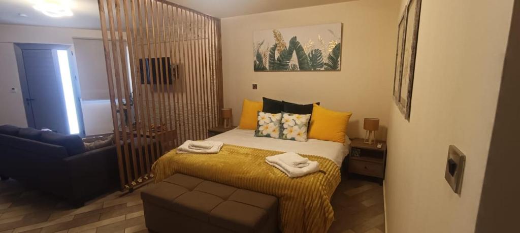 Postel nebo postele na pokoji v ubytování Plumeria Place Bright and spacious studio