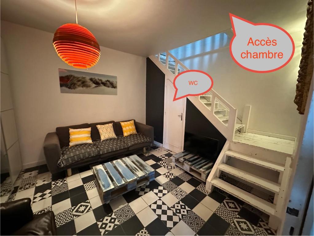 TV a/nebo společenská místnost v ubytování Rouen ECO LODGES maison entière avec terrasse dans jardin potager piscine parking