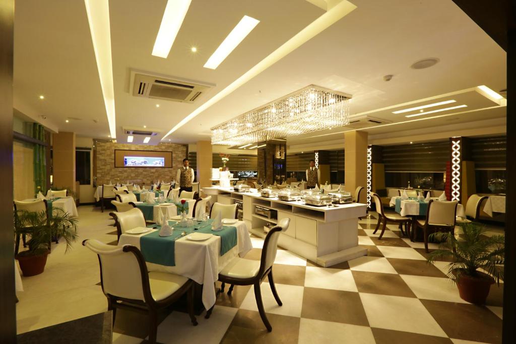 Restaurace v ubytování Hotel West Residency Delhi International Airport