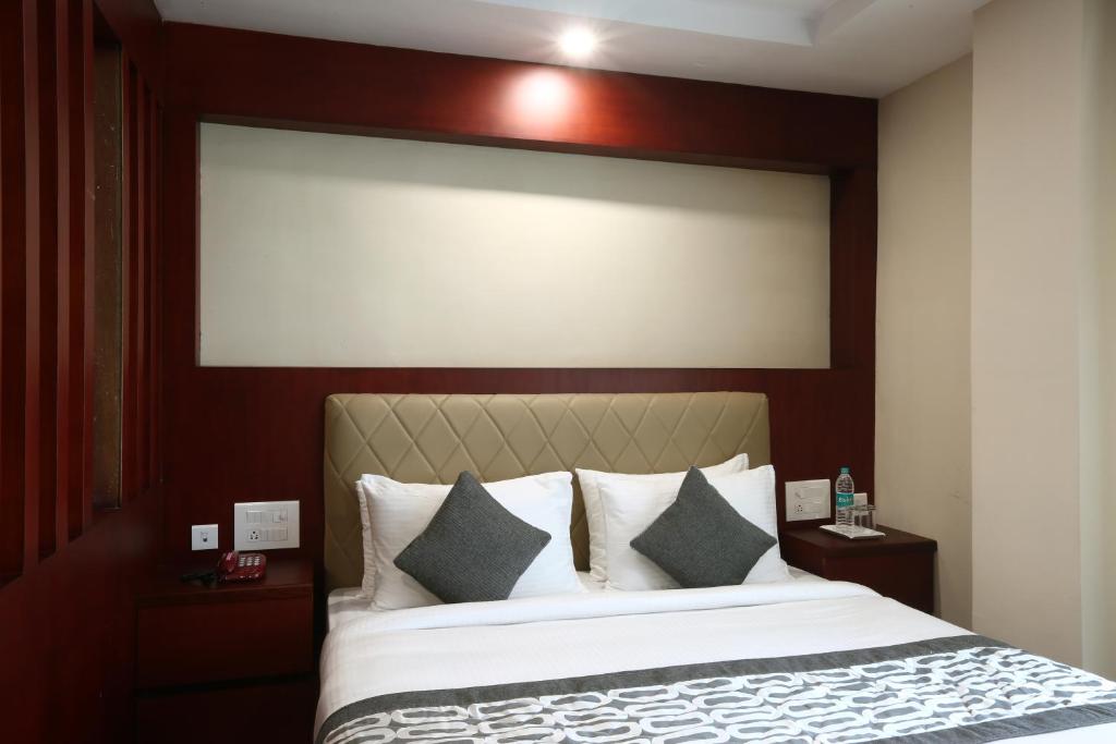 Postel nebo postele na pokoji v ubytování Hotel West Residency Delhi International Airport