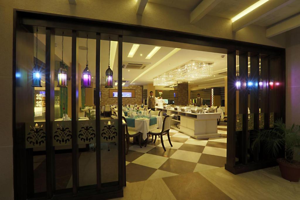Restaurace v ubytování Hotel West Residency Delhi International Airport