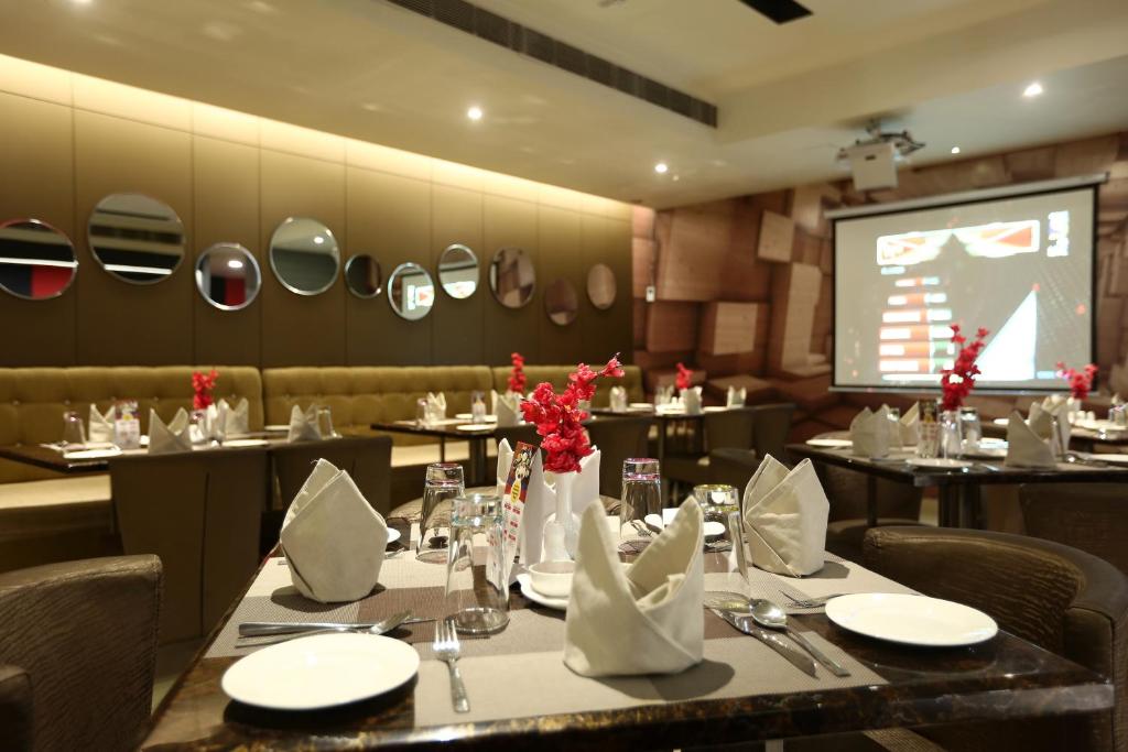 Restaurace v ubytování Hotel West Residency Delhi International Airport