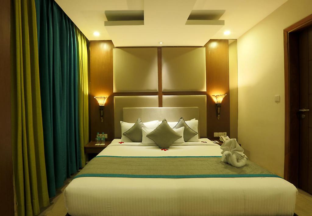 Postel nebo postele na pokoji v ubytování Hotel West Residency Delhi International Airport