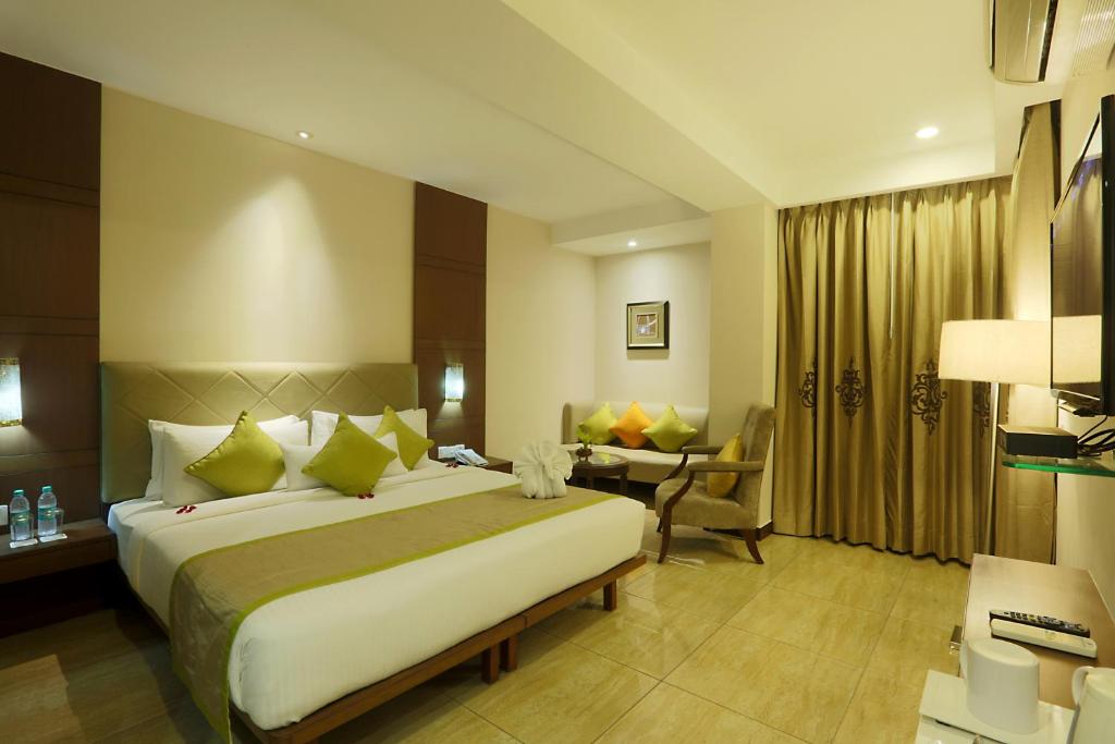 Postel nebo postele na pokoji v ubytování Hotel West Residency Delhi International Airport