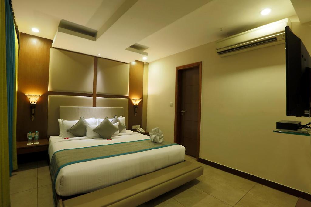 Postel nebo postele na pokoji v ubytování Hotel West Residency Delhi International Airport
