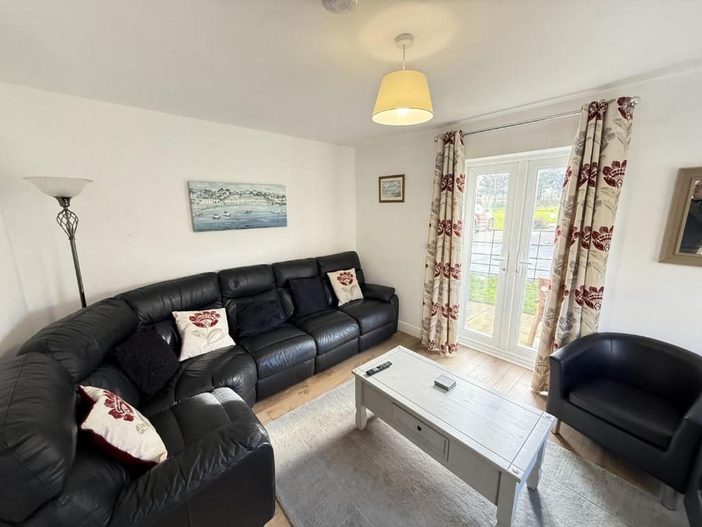East Bay Cottage - Part of the The Bay Filey Holiday Village with pool, gym and direct beach access, pub, restaurant, tennis and meadows walks 2