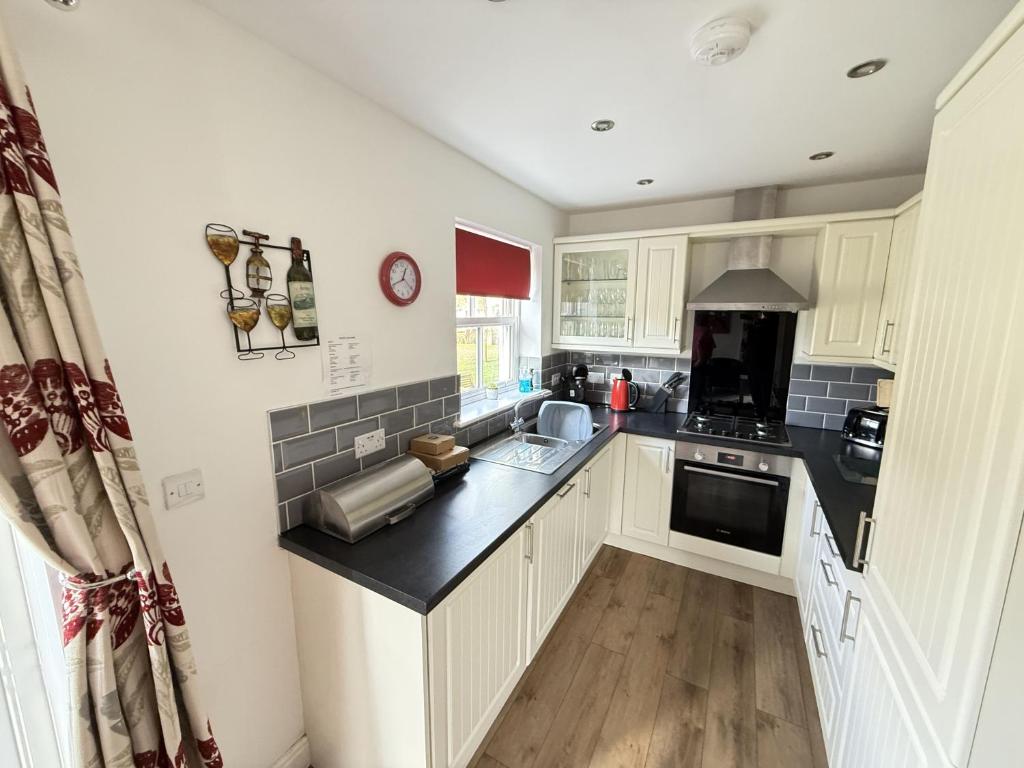 East Bay Cottage - Part of the The Bay Filey Holiday Village with pool, gym and direct beach access, pub, restaurant, tennis and meadows walks 7