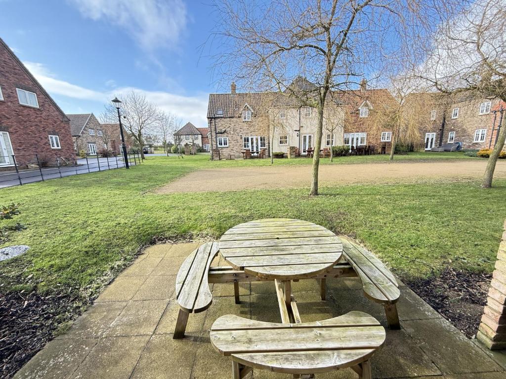 East Bay Cottage - Part of the The Bay Filey Holiday Village with pool, gym and direct beach access, pub, restaurant, tennis and meadows walks 6