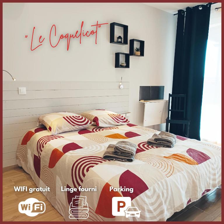 une chambre avec un lit avec un panneau sur le mur dans l'établissement Suite indépendante - Le Coquelicot, à Peyruis