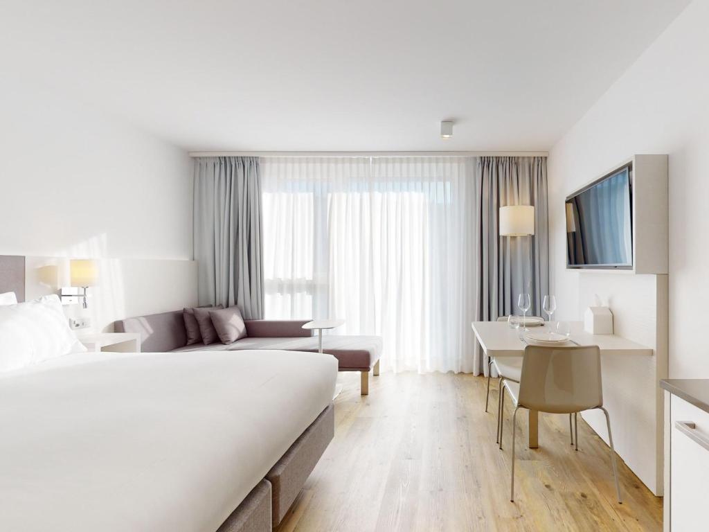 Postel nebo postele na pokoji v ubytování Nonanteneuf appart hōtel Vevey - contactless check-in