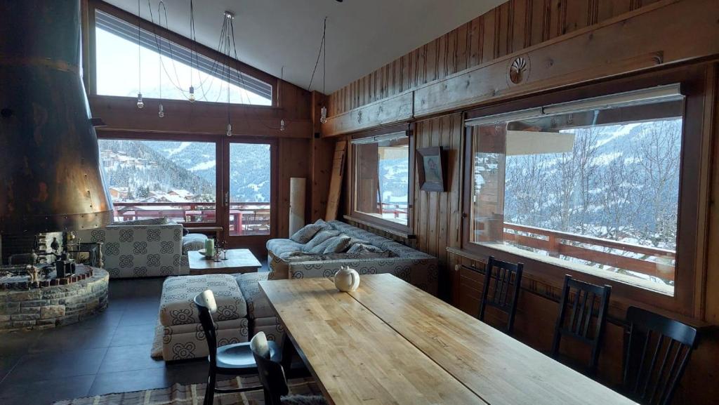 a living room with a table and a couch at Appartement Le Zenith à Verbier in Verbier